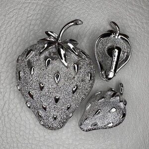 Vintage Sarah Coventry “Strawberry Ice” Brooch & Clip-On Earrings Set‎